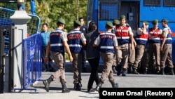 Соттук отурумга алынып бараткан шектүүлөр. 1-август, 2016-жыл.