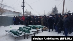 Похороны пяти малолетних девочек-сестер, погибших при пожаре во времянке в Астане. 5 февраля 2019 года