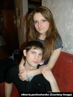 Так пара виглядала у 2013 році, як тільки закохані побралися. За рік Богдан поїхав на війну