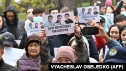 Кемпир-Абад иши боюнча камалгандарды бошотуу акциясында тартылган сүрөт. 