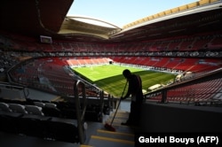 Un muncitor mătură o scară în interiorul stadionului Al-Bayt din al-Khor, pe 12 noiembrie 2022, înaintea turneului de fotbal Qatar 2022.