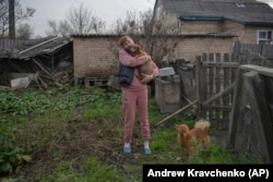 უკრაინის ხელისუფლებას დემიდივში წყალი შეჰქონდა, მაგრამ შეწყვიტა ოქტომბერში, როცა ავტოცისტერნა გაფუჭდა და ხალხი იძულებული გახდა ბინძური წყალი მოეხმარა. "სხვა არჩევანი არ არის. არ გვაქვს ბოთლებში ჩამოსხმული წყლის საყიდელი ფული", უთხრა ირინა სტეტცენკომ Associated Press-ს. მისი ოჯახის წევრებს ფაღარათი აქვთ და მას თავისი ორი მოზარდი შვილის ჯანმრთელობა აშფოთებს.