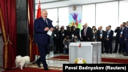 Александр Лукашенко на избирательном участке.