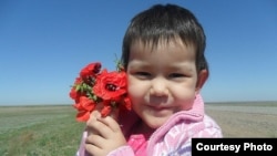 Латифа Тасбауова, девочка, у которой отказала почка. Лето 2011 года. Темиртау. Фото из семейного архива.   