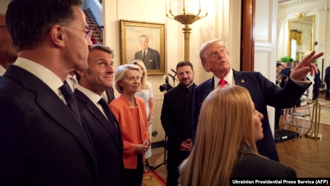 NATO baş katibi Mark Rutte, Fransa prezidenti Emmanuel Makron, Avropa Komissiyasının sədri Ursula Fon der Lyayen, Ukrayna prezidenti Volodimir Zelenski və İtaliyanın baş naziri Corca Meloni Ağ evdə.