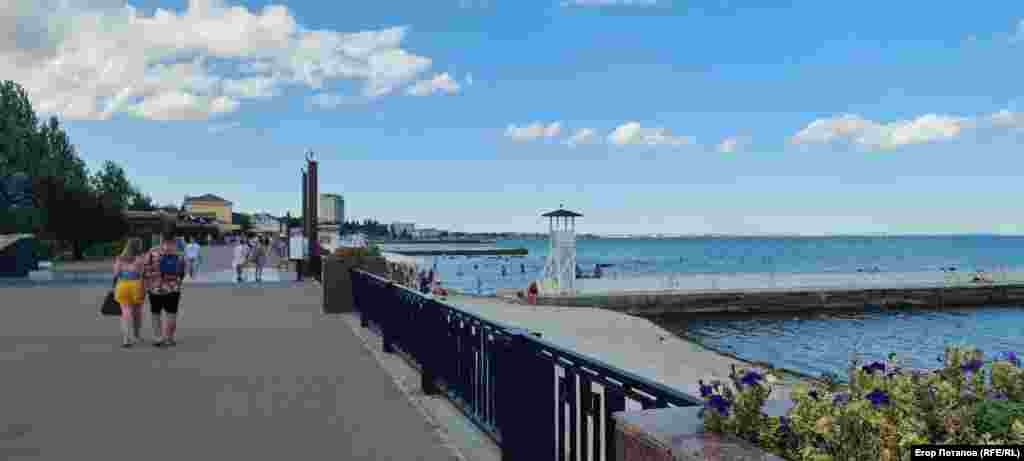 На набережной можно встретить людей, одетых в цвета украинского флага