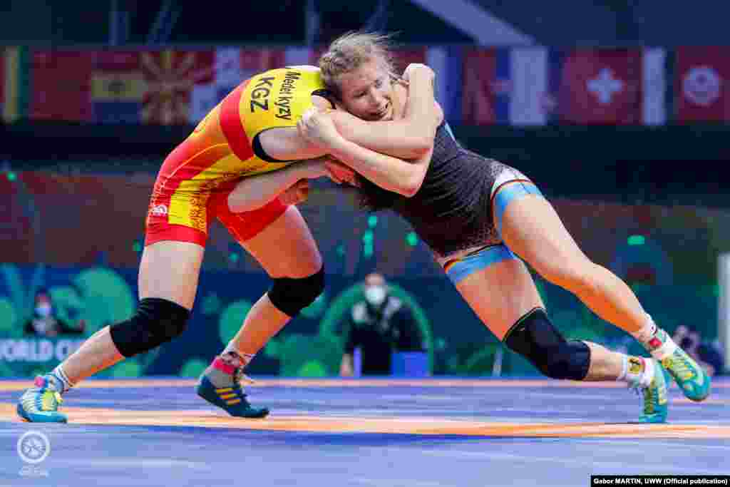 76 килограммга чейинки салмакта күрөшкөн Айпери Медет кызы Дүйнө кубогунун коло байгеси үчүн күрөшөт.&nbsp;