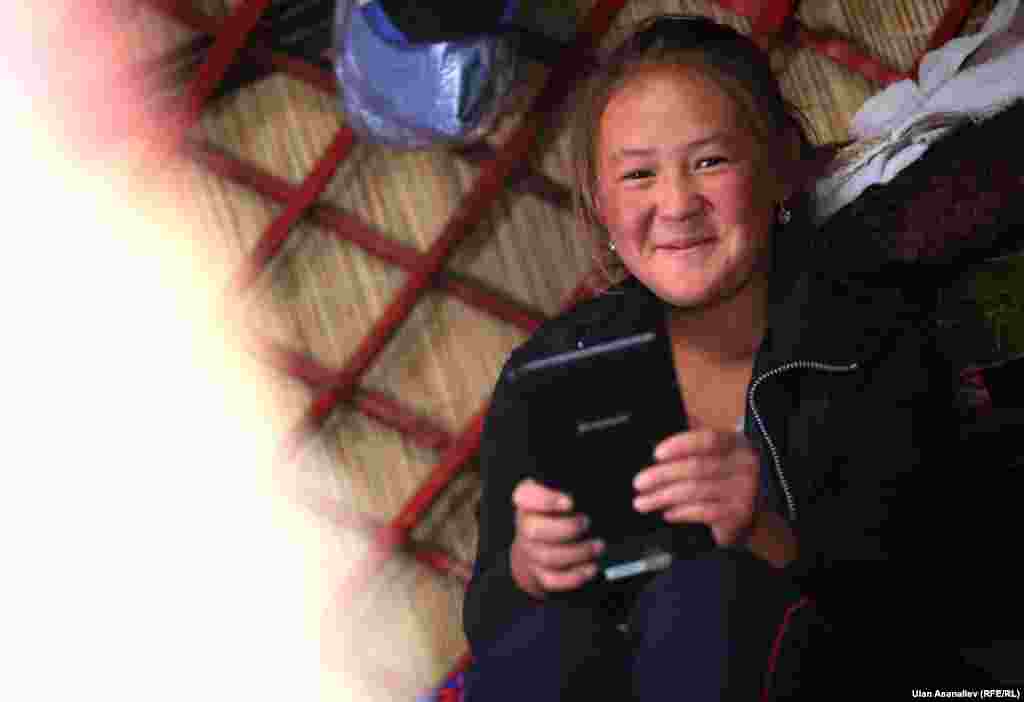 Бегимай помогает родителям, в свободное время учит с помощью программ на планшете английский язык.&nbsp;