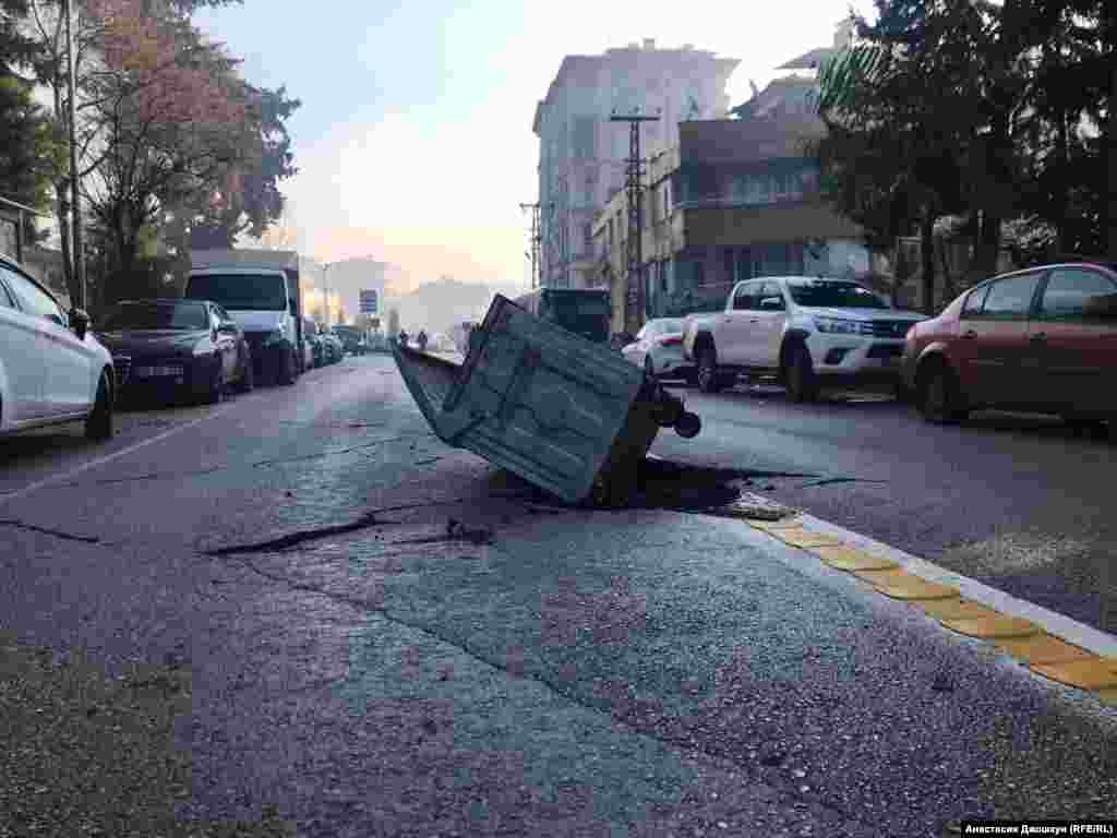 Çöplük bakı yolnıñ kenarına atılğan. Zelzele neticesinde Türkiyeniñ cenüp-şarqındaki bir çoq yol ve köpür yıqılğan ve qapalı qala&nbsp;