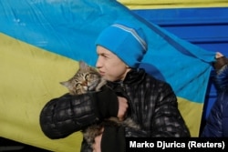 Мальчик перед отъездом в эвакуацию. Покровск, 9 февраля 2023 года