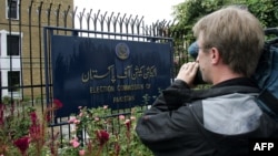 یو خبریال د انتخاباتي کمېشن دفتر مخې ته ویډیو جوړوي - پخوانی انځور. 