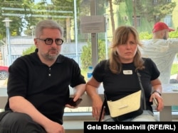 ნიკა მელია ცოლთან ერთად ელოდება მის დასაპატიმრებლად პოლიციის მისვლას რუსთავის მე-12 პენიტენციურ დაწესებულებაში.