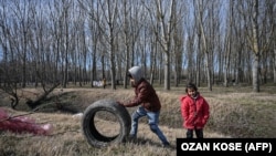 Деца чакат лодка близо до Одрин, с която да преминат водите на река Марица в опит да достигнат Гърция.