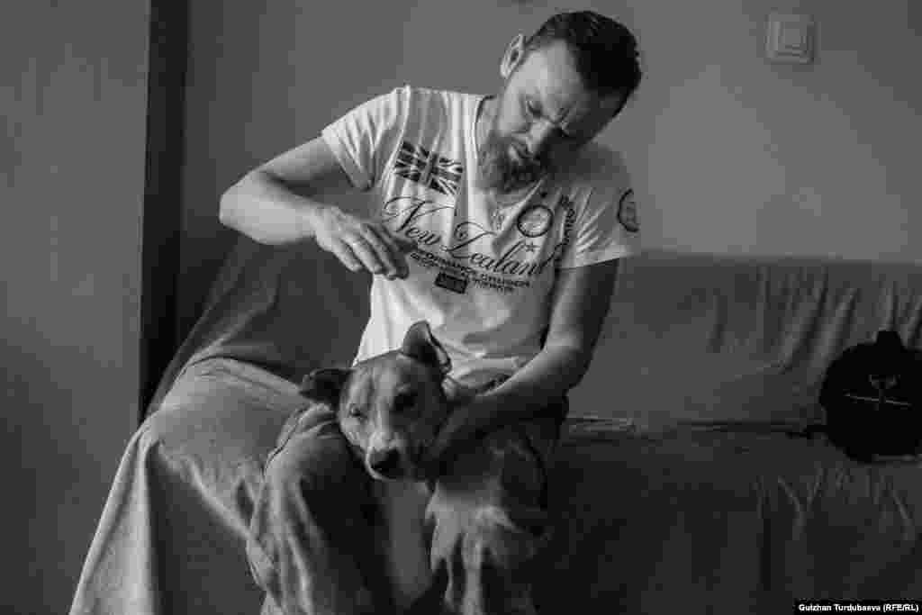 Ветеринар күчүккө алты сааттан ашык операция жасап, өмүрүн сактап калган. Бирок күчүктүн көзү такыр көрбөй калган.&nbsp; "Татьяна аттуу ветеринарга бул жолбун ит экенин, операцияга жана дары-дармекке каражатым жоктугун айткам. Ал болбой эле күчүккө операция жасап, өмүрүн сактап калды", - дейт Денис.