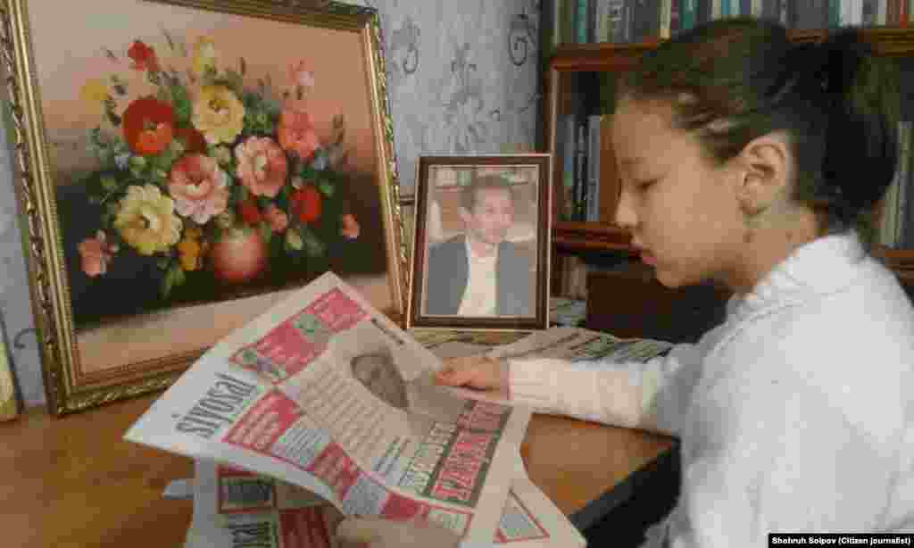 Алишерди атып кетишкенде кызы Зулайка эки айлык эле. Азыр 10 жашта. Атасы чыгарган "Сиёсат" гезитин карап отурат.&nbsp;