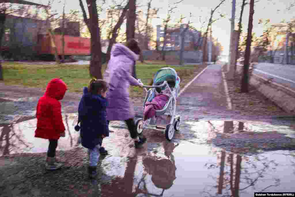 "Кыздарым мага окшоп турмуштан сынбай, татыктуу билим алса экен дейм... Мен көргөн азапты алар көрбөсүн деп кудайдан суранам". &nbsp;