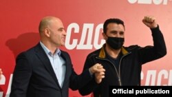 Поранешниот лидер на СДСМ Зоран Заев и неговиот наследник Димитар Ковачевски