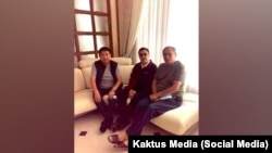 Депутат Жогорку Кенеша Акылбек Тумонбаев, президент Садыр Жапаров и предприниматель с неоднозначной репутацией Рой Азим (Информации, где и когда сделано фото, нет).