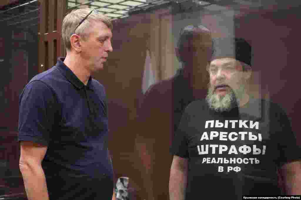 "Qırım musulmanları davası"nıñ figurantı Yaşar Şihametov (sağ taraftan) içün prokuror 11 yıl apis cezasını istedi. O da uquq qoruyıcılar tarafından siyasiy mabüs kibi tanılğan