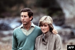 Prințul Charles s-a căsătorit cu Prințesa Diana în 1981. Cei doi au divorțat în 1996, iar Prințesa Diana a murit în 1997. În 2005, Charles s-a căsătorit cu Camilla Parker Bowles, considerată unul dintre motivele neînțelegerilor dintre Charles și Diana.