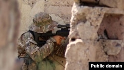 Армянский военнослужащий на боевой позиции (архивная фотография).