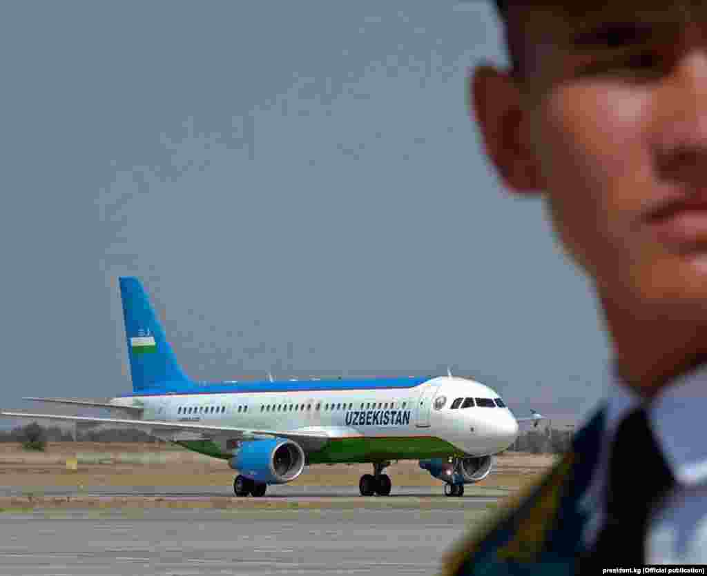 В международном аэропорту "Манас" его встретил президент Кыргызстана Алмазбек Атамбаев и первая леди Раиса Атамбаева