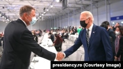 Klaus Iohannis și Joe Biden s-au întâlnit la COP26. Joe Biden, fost vice-președinte în mandatul lui Barak Obama, cel care a depus eforturi majore pentru adoptarea țintelor globale de limitare a creșterii temperaturii, reușește cu greu să reimpună agenda „verde" după mandatul „anti-" al lui Donald Trump. Pentru România, criza climatică nu pare să fie, încă, o prioritate.