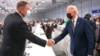 Președinții român și american, Klaus Iohannis (stânga) și Joe Biden (dreapta), la summitul COP26 pentru climă. Între cele două state s-a pus bazele unui parteneriat pentru construcția unei centrale cu reactoare modulare în România. 
