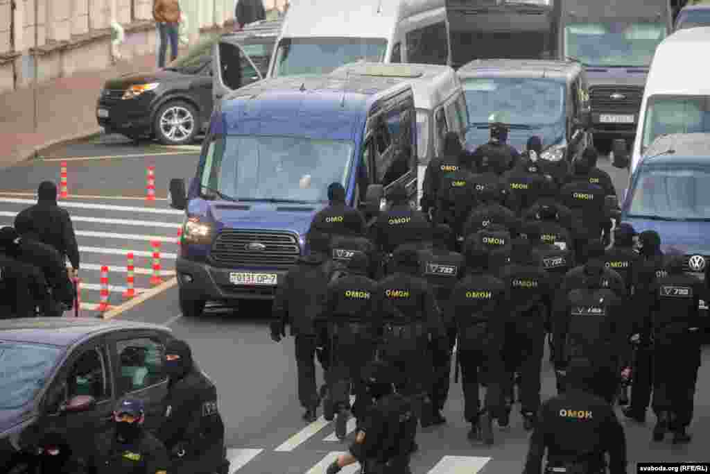 ОМОН прибув до БДУ на Ленінградську