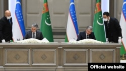 Ташкент. Түркмөнстандын президенти Гурбангулы Бердымухамедов менен Өзбекстандын президенти Шавкат Мирзиёев документтерге кол коюп жаткан учур. 5-октябрь, 2021-жыл. 