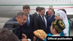 Рустам Минниханов рядом с бизнес-джетом 