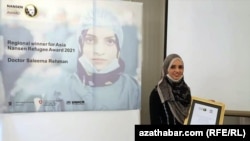 Салема Рехман, первая женщина-врач среди туркменских беженцев, проживающих в Пакистане, в 2021 году получила премию Нансена по Азии.