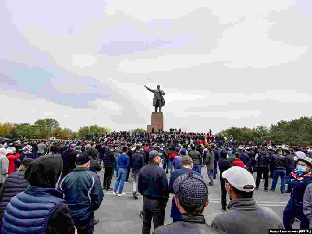 Чечимди "Мекеним Кыргызстан" партиясынан парламенттик шайлоодо талапкер болгон, Ош шаардык кеңешинин төрагасы Жапар Ормонов аянттагыларга окуп берди. 11:30, 6-октябрь, 2020-жыл.