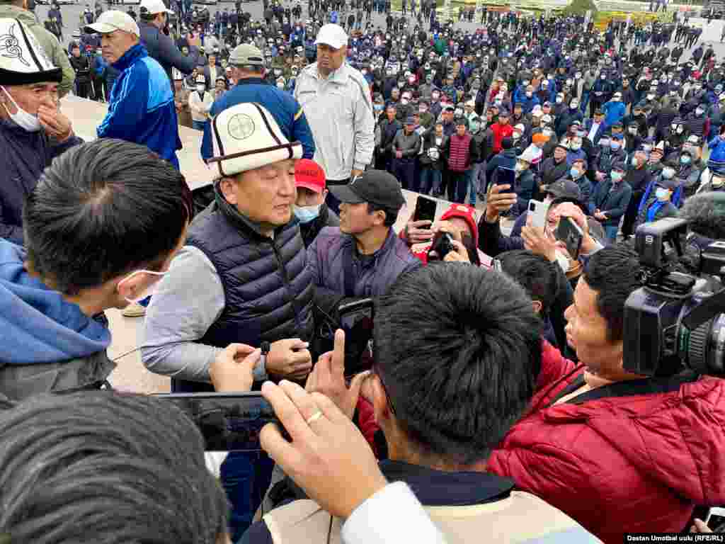 Митингде алгачкылардан болуп Жогорку Кеңештин депутаты, экс-президент Сооронбай Жээнбековдун бир тууган иниси Асылбек Жээнбеков чыгып сөз сүйлөдү.&nbsp;08:31, 6-октябрь, 2020-жыл.