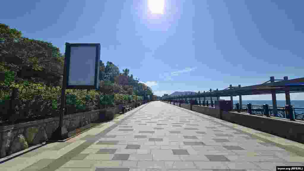 Yerli turistik biznesniñ zayıf olğanını yalı kenarıdaki boş reklama yerleri köstere, Sudaq, Qırım, 2025 senesi iyün ayınıñ başı