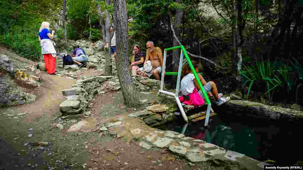 Çeşme yanında küçük havuz