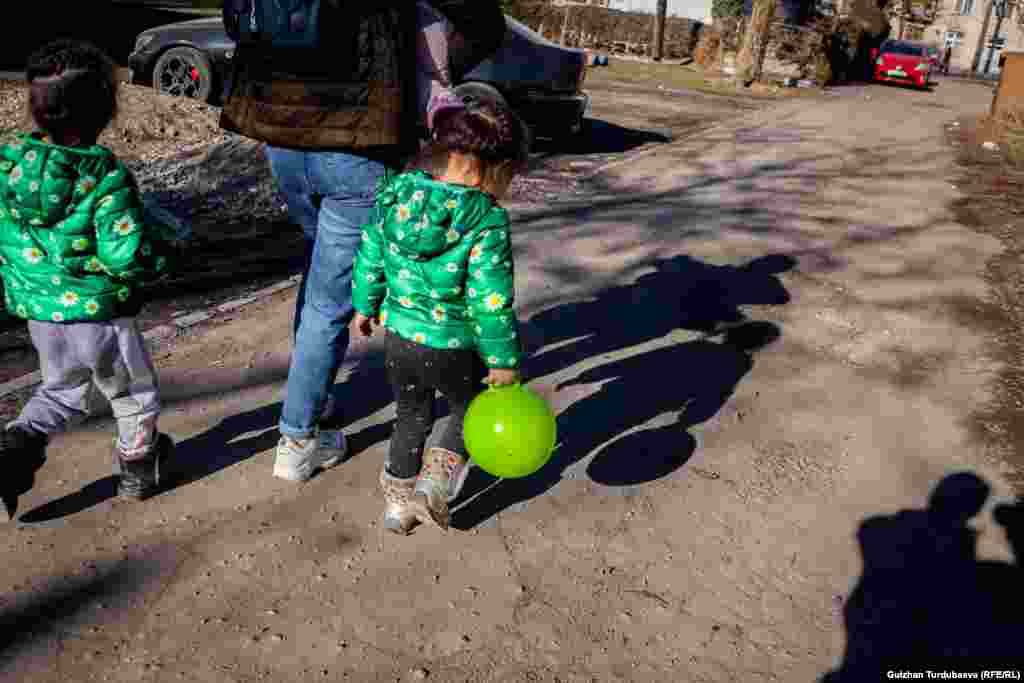 "Күйөөмдөн качып кризистик борборлордо көп жашадым. Ал жакта күйөөсүнөн качкан аялдар абдан көп. Төрт-беш балалуу келиндер бар. Кризистик борбордо убактылуу гана жашап турасың. Өзүңдүн көйгөйүңдү өзүң гана чечип үйрөнүшүң керек".