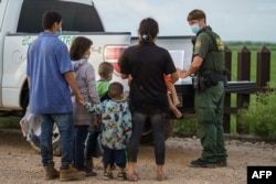 АКШ - Мексика чек арасындагы Америкага кирүүнү көздөгөн мигранттар. 8-июль, 2021-жыл.