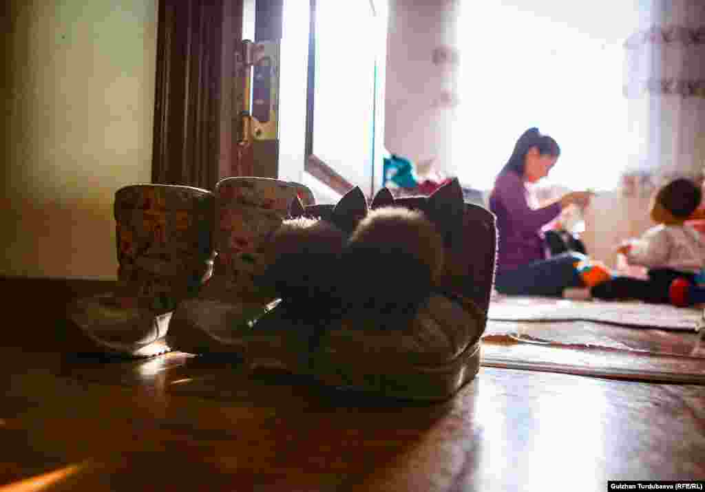 "16га жаңы чыкканымда күйөөм мени ала качып кетти. 9-классты жаңы эле бүткөн элем. Университетте окуп, биолог болгум келген. Чет өлкөгө барып окуйм деп кыялданчумун. Кыялдарым бир заматта талкаланды. Жашым жете элек болгондуктан расмий некеге дагы турган жокпуз".&nbsp; &nbsp;