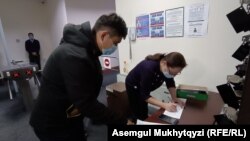 Казакстан. Нур-Султанга Алматыдан келгендер парламенттин кабылдамасында кайрылуу катын тапшырып жаткан учуру. 6-октябрь, 2021-жыл. 
