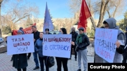 Саясатчы Равшан Жээнбеков абакта жаткан учурда анын депутаттыкка талапкер катары укугунун бузулушуна нааразы болуп акцияга чыккан тарапташтары. Ноябрь, 2021-жыл. Бишкек. 