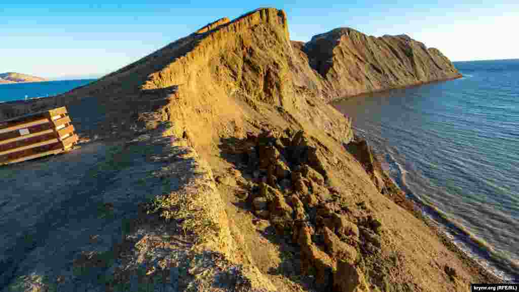 Хамелеон &ndash; одна з визначних пам'яток Кримського півострова, що зникає. За останні сімдесят років через обвали та зсуви, що, як правило, трапляються під час сильних злив, мис зменшився у своєму обсязі більш ніж на третину