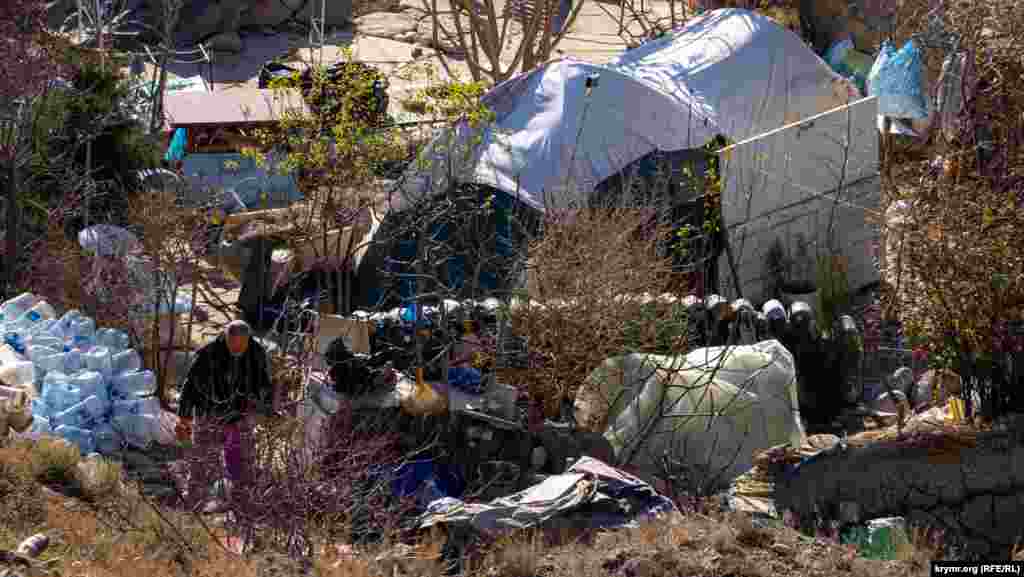 Цей самотній чоловік облаштувався на кам'янистому березі