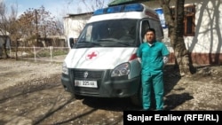 Зиёдбек "Тез жардам" машинесинде Ноокен районундагы жүздөгөн үй-бүлөгө барып, медициналык көмөк көрсөтөт.