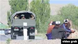 На границе Кыргызстана и Таджикистана. Баткенская область.