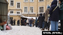 Борис Надеждиндин штабына кол коюуга чогулган эл.