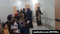 Balkanyň hassahanalarynyň birinde özlerini lukmanyň kabul etmegine garaşýan ýaşaýjylar (Arhiw suraty)