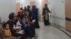 Дети и родители ждут очереди на медицинский осмотр в поликлинике. Туркменистан (архивное фото)