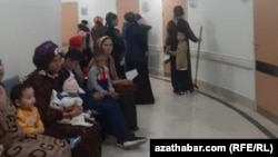 Türkmenbaşynyň köpugurly hassahanasyna baran eneler we olaryň çagalary (Arhiw suraty)