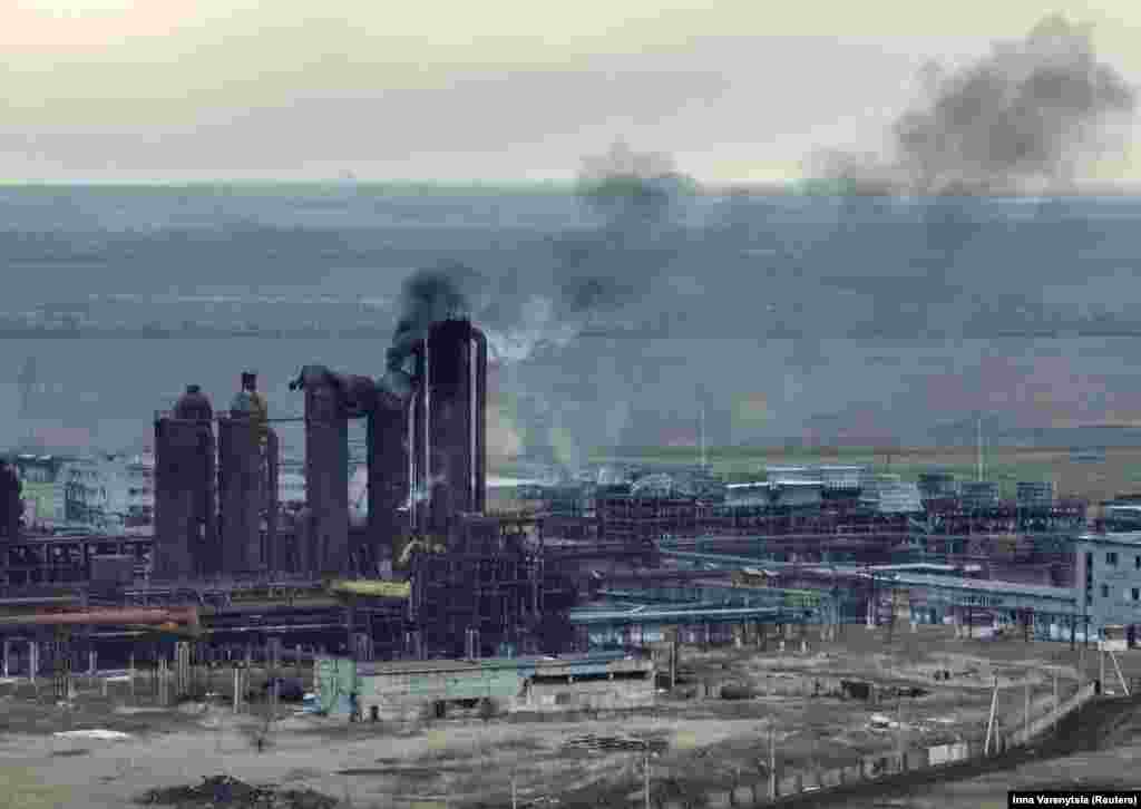 Повреденият завод за производство на кола в Авдиивка, заснет на 20 февруари от украински дрон.&nbsp; Институтът за изследване на войната прогнозира, че превземането на Авдиивка ще донесе&nbsp; само "незабавна информационна и политическа победа" за Кремъл и няма да има значителен оперативен пробив. "Украинските сили отдавна са укрепили много от околните селища, които руските сили също се борят да превземат", написа мозъчният тръст на 15 февруари.